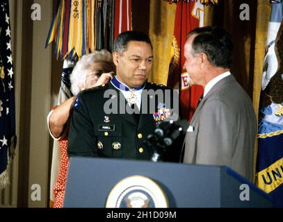 **DATEI FOTO** Colin Powell stirbt an Komplikationen von Covid. US-Präsident George H.W. Bush und die First Lady Barbara Bush überbringen die Presidential Medal of Freedom am 3. Juli 1991 im East Room des Weißen Hauses in Washington, DC, dem Vorsitzenden der Joint Chiefs of Staff, dem US-Armeegeneral Colin L. Powell. General Powell wird für seine Bemühungen geehrt, den Erfolg der Operation Desert Shield/Operation Desert Storm und die Befreiung Kuwaits sicherzustellen. Kredit: Ron Sachs/CNP /MediaPunch Stockfoto