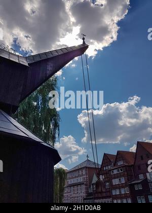 LUNNEBURG, NIEDERSACHSEN, DEUTSCHLAND - 27. JULI 2018: Lünburg - 27. Juli 2018: Alter Hafen und Kran in der Altstadt von Lüneburg, Deutschland Stockfoto