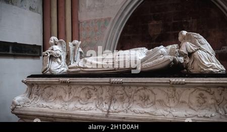 Tours, Frankreich - 8. Februar 2020: Blick auf das Grab der ersten beiden Kinder Karl VIII. Und Anne von Bretagne in der Kathedrale Saint-Gatien von Tou Stockfoto