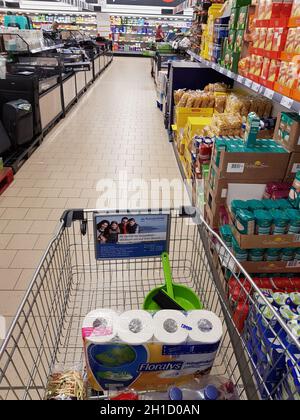 ESSEN, NRW, DEUTSCHLAND - 23. MAI 2018: Einkaufen mit Warenkorb im Supermarkt, Discounter in Deutschland Stockfoto