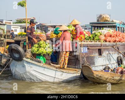 Auf dem schwimmenden Markt im Mekong-Flussdelta - Cai Rang, Vietnam, tauschen Einheimische Waren aus ihren Booten aus Stockfoto