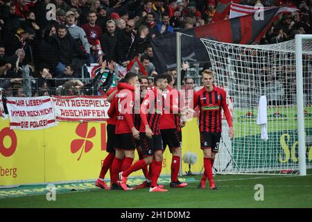 Endlich wieder Freiburger Torjubel. Die Freiburger Spieler jubeln den Treffer von Torschuetze, Torschütze Robin Koch (Freiburg) zum 3:1 beim Spiel d Stockfoto