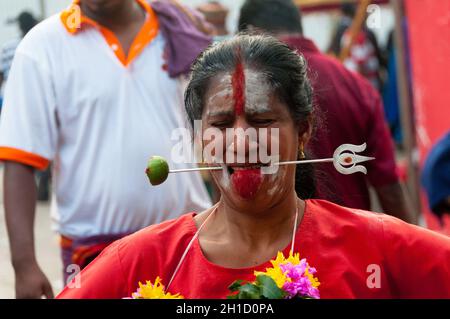 20. Januar 2011 - Kuala Lumpur, Malaysia: Eine Frau, die Wangen devoteem abgab, spieß sich während des jährlichen Thaipusam-Festivals in Kuala Lumpur als ein Akt der Hingabe an Stockfoto