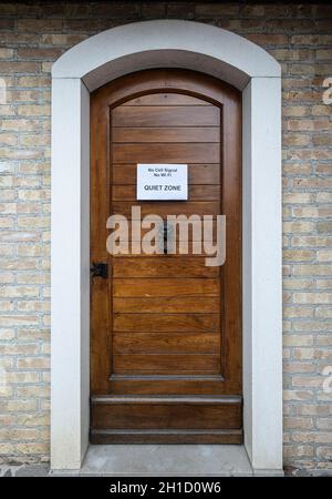 Ein Schild, das auf eine an einer Tür angebrachte Ruhezone hinweist Stockfoto