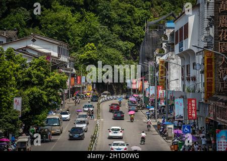 Yangshuo, China - August 2019: Autos und Verkehr auf der belebten Straße im Zentrum der Provinz Guangxi Stockfoto