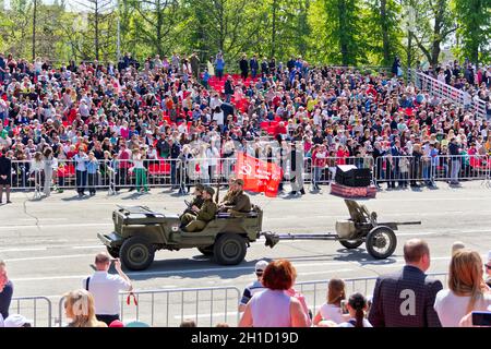 SAMARA, Russland - 9. Mai 2016: russische Militär Transport an der Parade am jährlichen Tag des Sieges, Mai 9, 2016 in Samara, Russland. Stockfoto