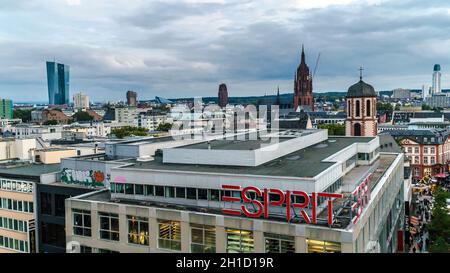 FRANKFURT, DEUTSCHLAND, 5. OKTOBER 2019 Fassade von ESPRIT Store und das Stadtbild in Frankfurt am Main. Stockfoto