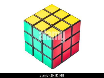 BUDAPEST, UNGARN - UM 2019: Gelöst Rubik's Cube Logik Spiel auf weißem Studiohintergrund Stockfoto
