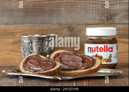 SUMY, UKRAINE - 12. MÄRZ 2020: Brotscheiben mit Nutella - weltberühmter italienischer Haselnuss-Kakao verbreitet Stockfoto