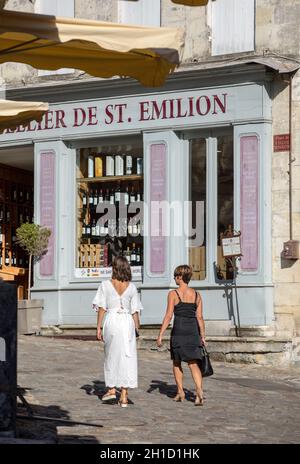 Saint Emilion, Frankreich - 11. September 2018: die Äußere einer Weinhandlung in Saint Emilion in Frankreich. St Emilion ist eines der wichtigsten Rotwein Bereichen der B Stockfoto