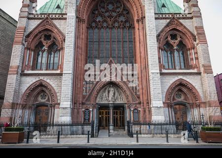 Dublin, Irland - 13. Februar 2019: Straßenatmosphäre und Architektur der katholischen Kirche St. Augustine und St. Johannes Der Täufer, die die Menschen besuchen Stockfoto