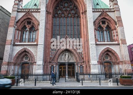 Dublin, Irland - 13. Februar 2019: Straßenatmosphäre und Architektur der katholischen Kirche St. Augustine und St. Johannes Der Täufer, die die Menschen besuchen Stockfoto