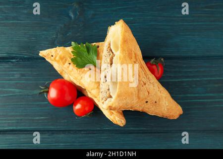 Goldene samsa mit Zutaten auf Holzhintergrund Stockfoto
