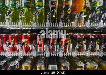 BUDAPEST, UNGARN - UM 2019: Verkaufsautomat für Getränke an einer Station, Energy Drinks und andere Stockfoto