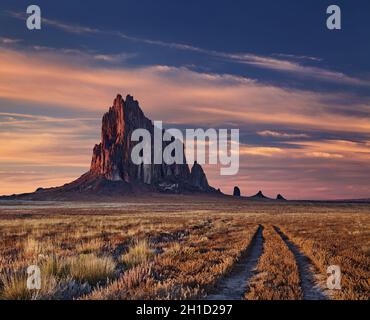 Shiprock, den großen vulkanischen Felsen Berg in Wüste Ebene von New Mexico, USA Stockfoto