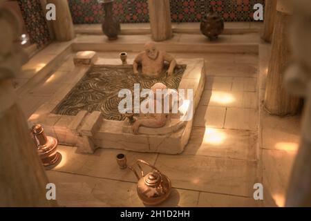 Cordoba, Spanien - 2018, 8. Sept.: Cordoba Caliphate Splendor Scenes. Hamam oder öffentliches Bad. Calahorra Tower Museum, Cordoba, Spanien Stockfoto