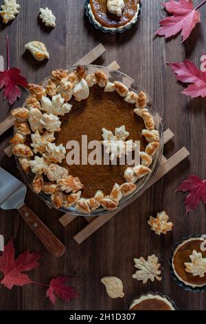 Draufsicht auf einen hausgemachten, dekorierten Kürbiskuchen zu Thanksgiving. Stockfoto