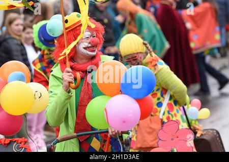 Fasching im Salzkammergut - hier wird noch richtig zünftig gefeiert - auf dem Bild ein Clown bei einem Faschingsumzug (Oberösterreich, Österreich) Car Stockfoto