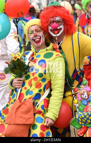 Fasching im Salzkammergut - hier wird noch richtig zünftig gefeiert - auf dem Bild ein Clown bei einem Faschingsumzug (Oberösterreich, Österreich) Car Stockfoto