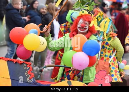 Fasching im Salzkammergut - hier wird noch richtig zünftig gefeiert - auf dem Bild ein Clown bei einem Faschingsumzug (Oberösterreich, Österreich) Car Stockfoto