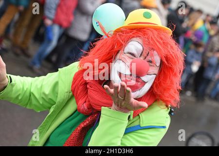 Fasching im Salzkammergut - hier wird noch richtig zünftig gefeiert - auf dem Bild ein Clown bei einem Faschingsumzug (Oberösterreich, Österreich) Car Stockfoto