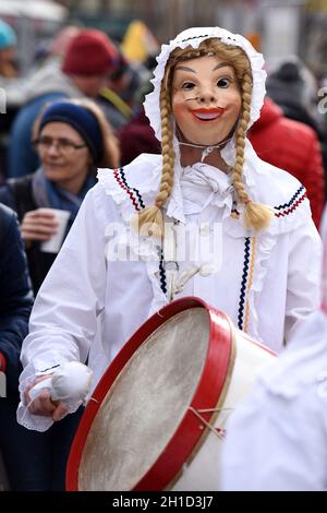 Das Trommelweib ist eine Figur, die in Gruppen im Fasching im Ausseerland in der Steiermark auftritt. Alle Trommelweiber sind traditionell männlich un Stockfoto