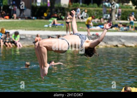 Baden und Schwimmen ist erholsam, macht Spaß und kühlt bei warm Temperaturen ab (Salzkammergut, Oberösterreich). - Baden und Schwimmen ist entspannend, Stockfoto