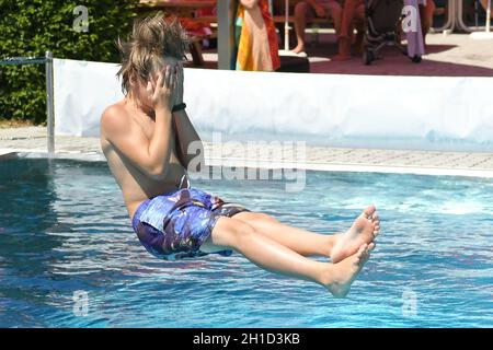 Baden und Schwimmen ist erholsam, macht Spaß und kühlt bei warm Temperaturen ab (Salzkammergut, Oberösterreich). - Baden und Schwimmen ist entspannend, Stockfoto