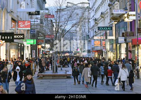 Die Kärntner Straße ist eine große Shopping-Meile in der Wiener Innenstadt. Die Kärntner Straße ist eine große Einkaufsmeile im Stadtzentrum von Wien. Stockfoto