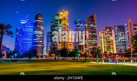 DOHA, KATAR - 26. FEB 2020: Downtown Waterfront von Doha, Katar nach Sonnenuntergang Stockfoto