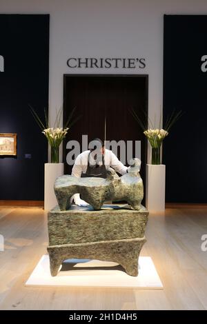 CHRISTIE'S VERKAUF 20 OKTOBER 2021 . MODERNE BRITISCHE UND IRISCHE KUNST-ABENDVERKAUF WERKE VON WINSTON CHURCHILL, ELISABETH FRINK, BARBARA HEPWORTH, GERALD LAING, L.S. LOWRY, HENRY MOORE, BEN NICHOLSON, SAMUEL JOHN PEPLOE, JACK BUTLER YEATS DIE COX-SAMMLUNG: DIE GESCHICHTE DES IMPRESSIONISMUS, ABENDVERKAUF VON GUSTAVE CAILLEBOTTE, PAUL CÉZANNE UND VINCENT VAN GOGH Stockfoto