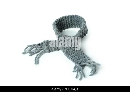 Grauer Strickschal isoliert auf weißem Hintergrund. Stockfoto
