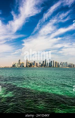 DOHA, KATAR - 25. FEB 2020: Downtown Waterfront von Doha, Katar Stockfoto