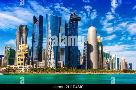 DOHA, KATAR - 27. FEB 2020: Downtown Waterfront von Doha, Katar Stockfoto