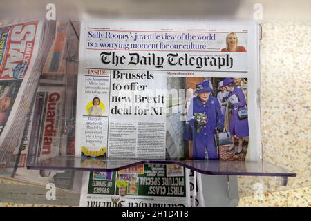 "Brüssel wird NI einen neuen Brexit-Deal anbieten" Artikel auf der Titelseite der Tageszeitung Daily Telegraph am 13. Oktober 2021 London England Großbritannien Stockfoto