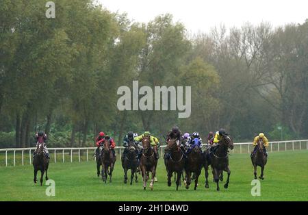 Läufer und Reiter während des Harriet Bethell's IJF Pontefract Course Walk Nursery auf der Pontefract Racecourse, West Yorkshire. Bilddatum: Montag, 18. Oktober 2021. Stockfoto