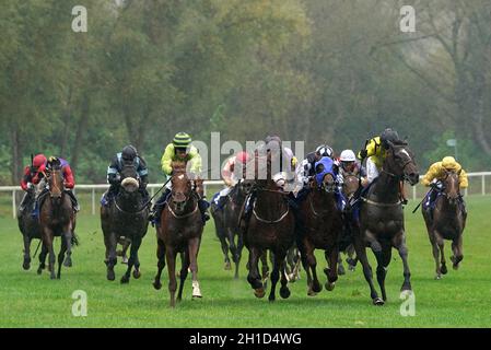 Reelemin, das von Jockey Jason Hart (vier links) auf dem Weg zum Gewinn des Harriet Bethell's IJF Pontefract Course Walk Nursery auf der Pontefract Racecourse, West Yorkshire, gefahren wird. Bilddatum: Montag, 18. Oktober 2021. Stockfoto