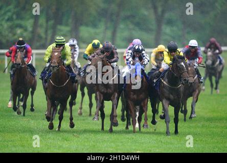 Reelemin, auf dem Weg zum Sieg des Harriet Bethell's IJF Pontefract Course Walk Nursery auf der Pontefract Racecourse, West Yorkshire, von Jockey Jason Hart (zweiter links) geritten. Bilddatum: Montag, 18. Oktober 2021. Stockfoto