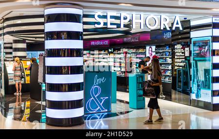 SINGAPUR - 3. MÄRZ 2020: Sephora Shop, eine französische multinationale Kette von Körperpflege- und Beauty-Stores Stockfoto