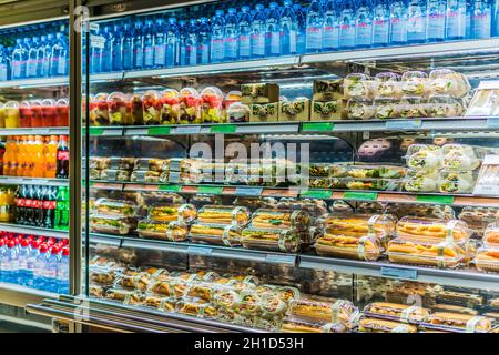 DOHA, KATAR - 28. FEB 2020: Vorgepackte Sandwiches, Salate und Getränke in einem handelsüblichen Kühlschrank Stockfoto