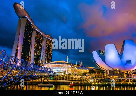 SINGAPUR - 6. MÄRZ 2020: Marina Bay Sands und ArtScience Museum in Singapur nach Sonnenuntergang Stockfoto