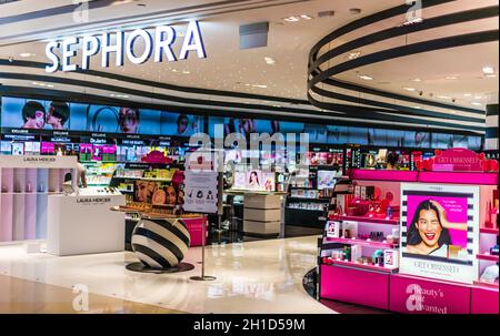 SINGAPUR - 3. MÄRZ 2020: Sephora Shop, eine französische multinationale Kette von Körperpflege- und Beauty-Stores Stockfoto