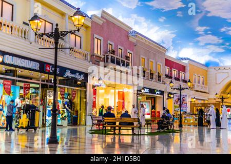 DOHA, KATAR - 26. FEB 2020: Das Innere der Villaggio Mall, einem Einkaufszentrum in der Aspire Zone im westlichen Ende von Doha, Katar Stockfoto