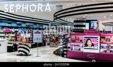 SINGAPUR - 5. MÄRZ 2020: Sephora Shop, eine französische multinationale Kette von Körperpflege- und Beauty-Stores Stockfoto