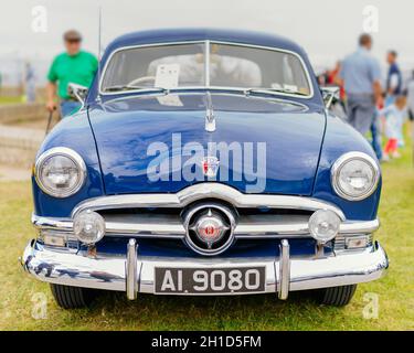 Bray, Irland, Juni 2018 Bray Vintage Car Club Show, Open-Air-Retro-Cars-Display. Vorderansicht auf dem blauen Ford Custom Deluxe Fordor Sedan aus den 1950er Jahren Stockfoto