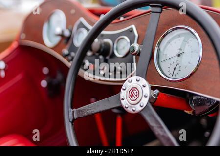 Bray, Irland, Juni 2018 Bray Vintage Car Club Show, Open-Air-Retro-Cars-Display. Nahaufnahme der Uhren und des Armaturenbretts des roten MG TF Roadster aus den 1950er Jahren Stockfoto