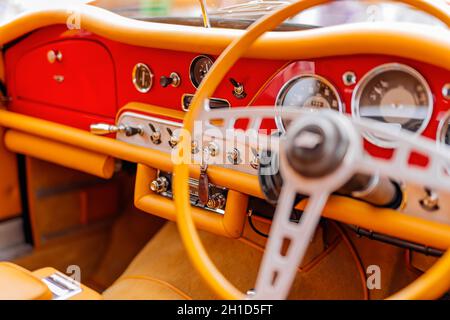 Bray, Irland, Juni 2018 Bray Vintage Car Club Show, Open-Air-Retro-Cars-Display. Nahaufnahme von Uhren und Armaturenbrett der roten Jansen 541 aus den 1960er Jahren Stockfoto