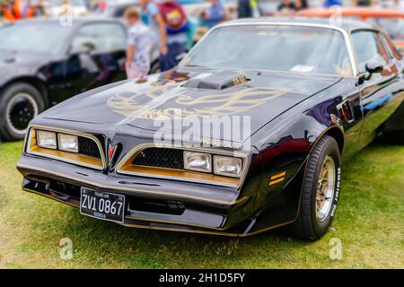 Bray, Irland, Juni 2018 Bray Vintage Car Club Show mit Open-Air-Retro-Cars-Display. Vorderansicht auf schwarzem Pontiac Firebird aus dem Jahr 1979 Stockfoto