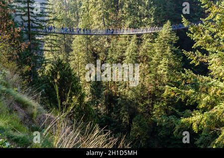 Vancouver, Kanada - 20,2018. Oktober: Touristen, die auf dem Capilano Suspension Bridge Park über den Capilano River im Norden von Vancouver, Großbritannien, wandern Stockfoto