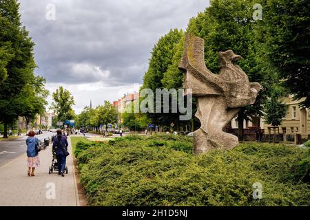 Szczecin, Polen, Juni 2018 traditionelle Gryphon-Skulptur, in der Nähe des Stadtrats, das Stettins-Emblem seit 1360 darstellt. Gruppen von Menschen auf einem Spaziergang Stockfoto